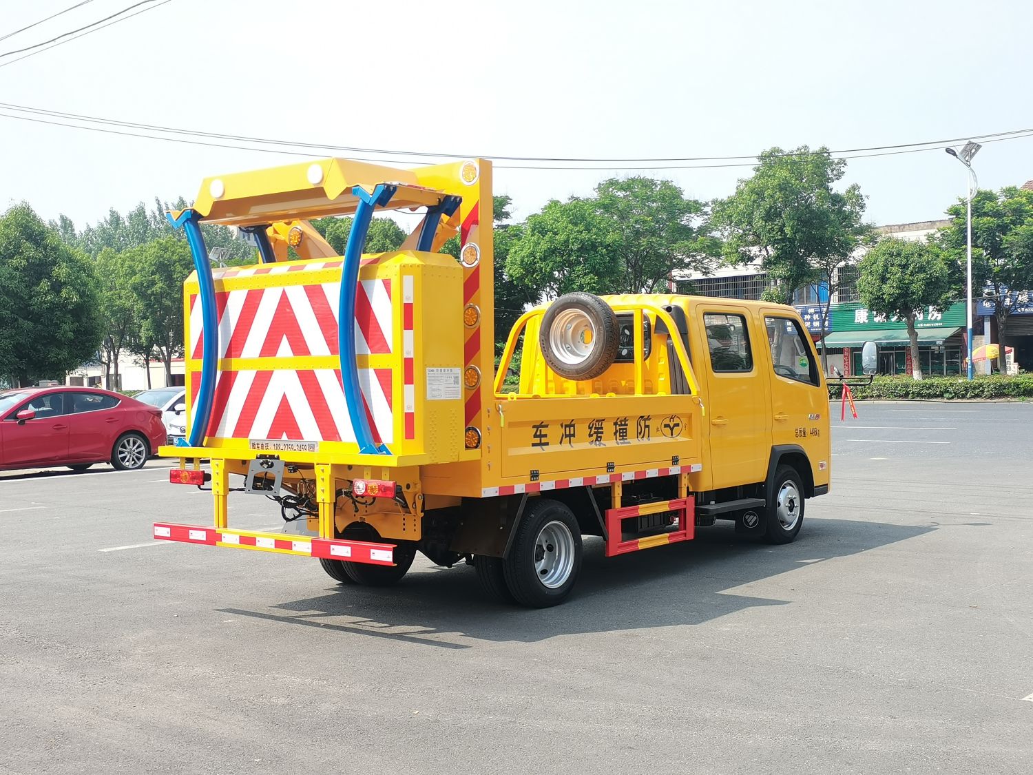 福田領(lǐng)航70K防撞緩沖車 資質(zhì)齊全、質(zhì)量過硬的專業(yè)道路守護(hù)者
